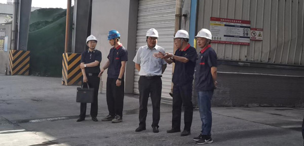 集團公司黨委委員、股份公司黨委書記、總經(jīng)理蔣培進到建材公司調(diào)研