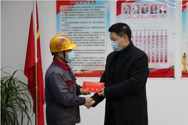 集團公司黨委委員、副總經(jīng)理胡新付到公司走訪慰問