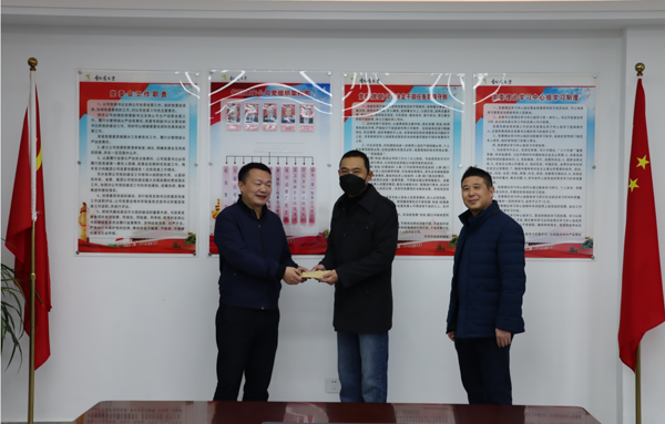 集團公司黨委委員、副總經(jīng)理胡新付到公司走訪慰問